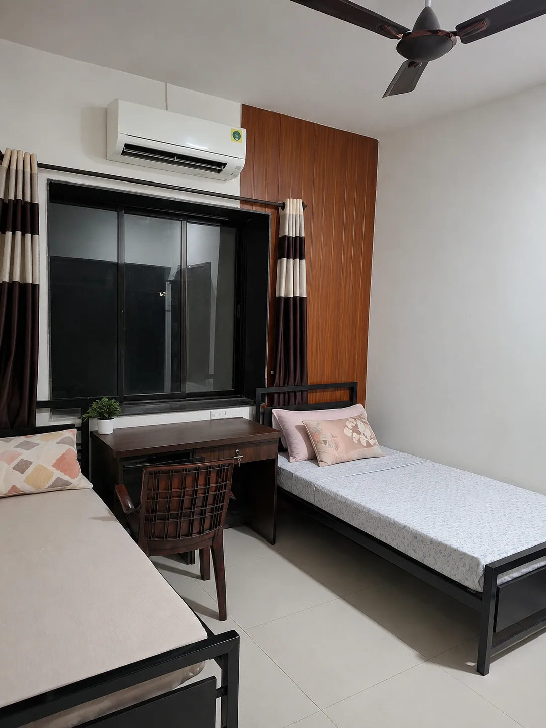 Twin beds and desk at Nagindas Mansion in South Mumbai